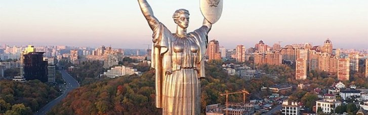 В Києві почали демонтаж радянського герба з "Батьківщини-матері"