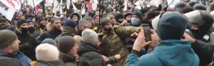 На Майдане в Киеве начались столкновения митингующих с полицией (ВИДЕО)