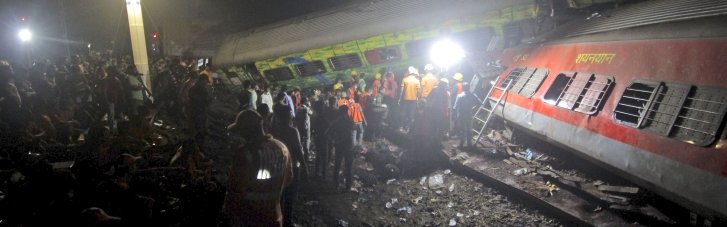 Одна из самых массовых трагедий в Индии: В аварии на железной дороге погибли по меньшей мере 288 человек