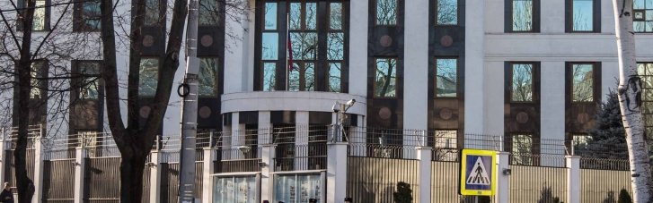 У Кишиневі водій протаранив ворота посольства РФ на фоні від'їзду російських дипломатів