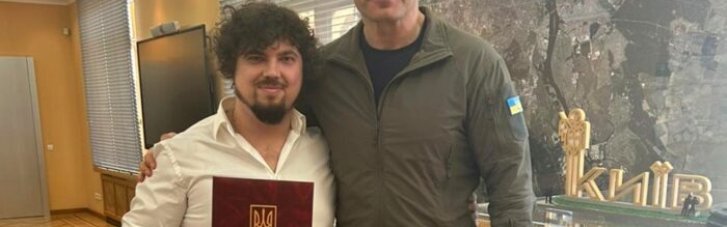 Кличко наградил врача, который занимается реабилитацией раненых бойцов на волонтерских началах