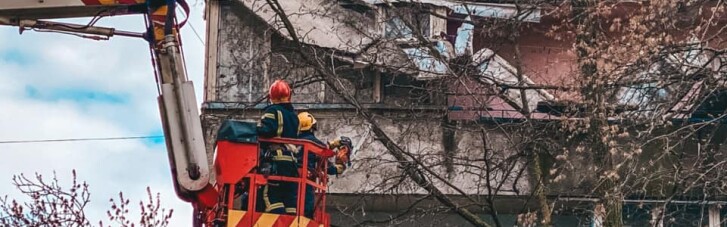 У Києві в житловому будинку обвалився балкон (ФОТО)