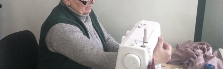 "Волонтерство допомогло мені не збожеволіти": в Гончаренко центрі в Кодимі літні жінки шиють білизну для поранених і плетуть маскувальні сітки