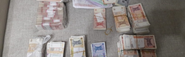 Дорогие шахматы и деньги: активисты показали, что нашли во время обыска у экс-президента Молдовы (ФОТО)