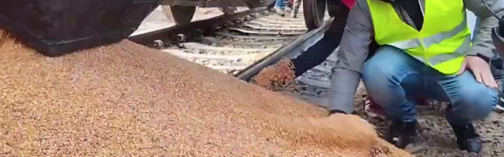 Польські протестувальники перекрили залізницю на одному з пунктів пропуску та висипали українське зерно