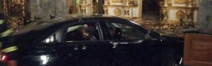 Напередодні Великодня: в Тернополі авто в'їхало в катедральний храм і знищило престол та плащаницю (ФОТО, ВІДЕО)