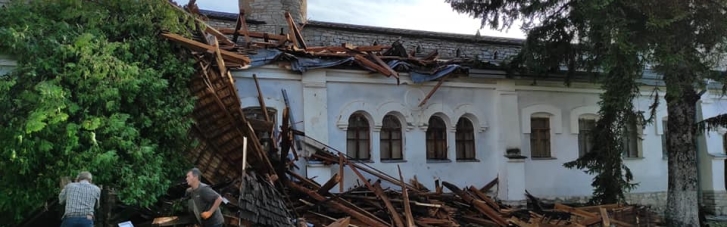 В Каменце-Подольском ураган сорвал крышу башни замка (ФОТО)