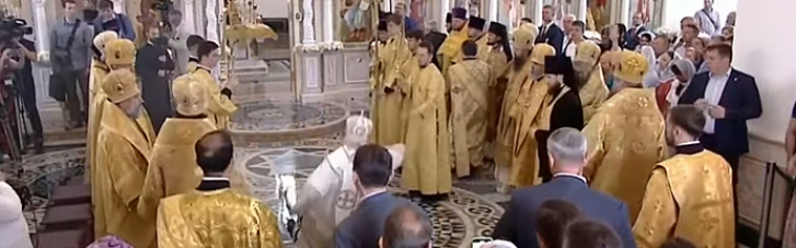 Патриарх Кирилл упал во время богослужения: поплыл на святой воде (ВИДЕО)