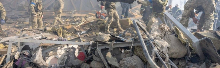 Россияне разбомбили военные казармы в Николаеве: обнаружили уже более 50 погибших (ФОТО, ВИДЕО)