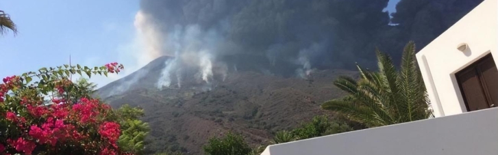 В Італії почалося виверження вулкану Стромболі (ВІДЕО)
