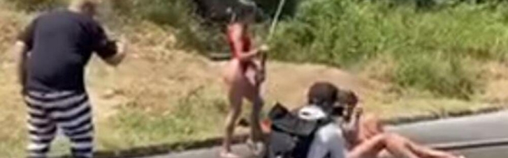 В Черногории трем украинкам "впаяли" штраф за эротическую фотосессию на дороге