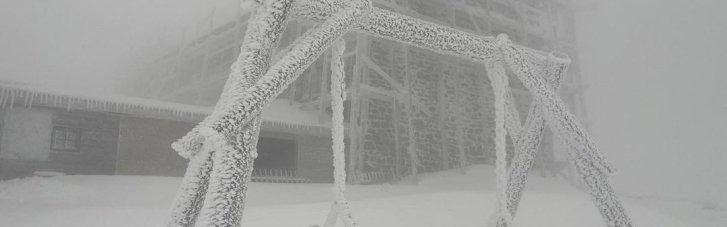 Карпати вкриває снігом, видимість обмежено (ФОТО, ВІДЕО)