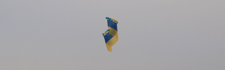 Волонтери запустили 20-метровий прапор України над Кримом (ФОТО)