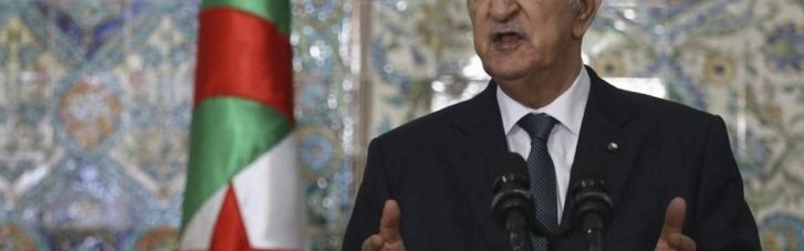 Друг всього людства: президент Алжиру "лизнув" Путіну (ВІДЕО)
