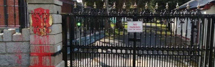 В Дублине водитель грузовика протаранил ворота российского посольства (ВИДЕО)