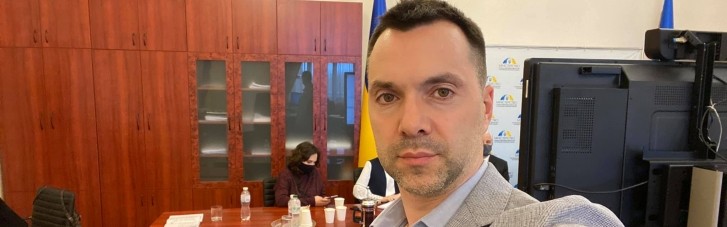 Арестович пикантным фото "продемонстрировал" свою популярность среди журналистов