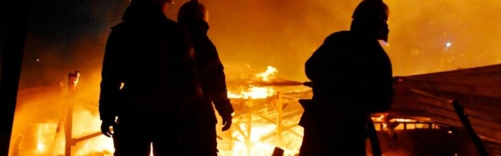 В Одесі понад 20 рятувальників вночі гасили пожежу в пляжному клубі (ФОТО)