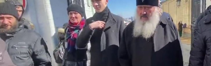 Московський піп Паша-"Мерседес" пригрозив побити журналістів біля Лаври палицею (ВІДЕО)