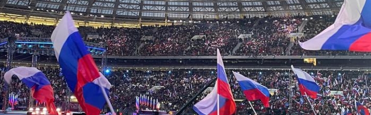 Путин выступил на праздновании "присоединения" Крыма к РФ, но трансляция на ТВ прервалась