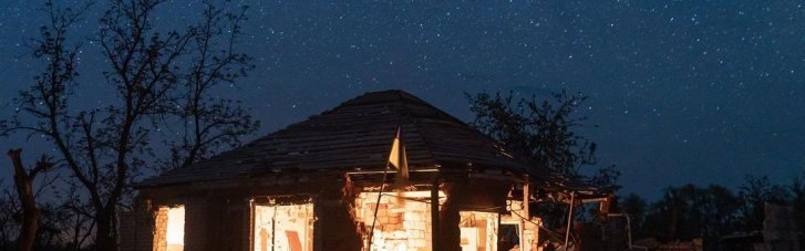 Харьковский фотограф в разрушенном и безлюдном селе зажег свет в домах (ФОТОРЕПОРТАЖ)