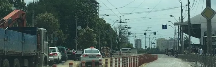 В Киеве возле ТРЦ "Ocean Plaza" прорвало водопровод: улицу залило кипятком (ФОТО)
