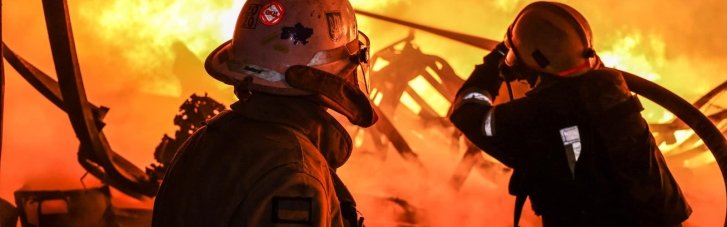 Спасатели продолжают тушить пожары, произошедшие в результате ночных атак врага (ФОТО)