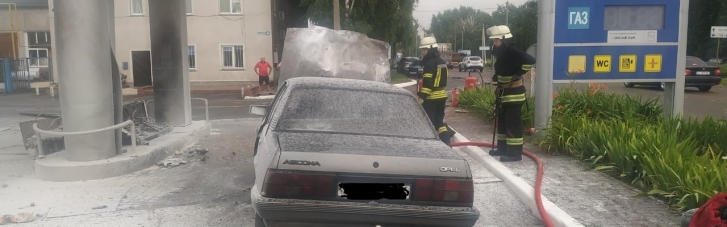 Под Киевом авто врезалось в АЗС и загорелось: есть пострадавшая