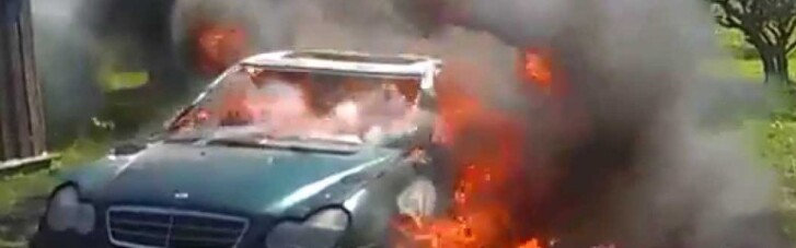 Три людини загинули при вибуху легкового Mercedes на Львівщині
