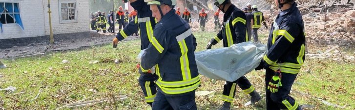 Из-за атаки дронов РФ в Ромнах разрушена школа, погибли педагоги