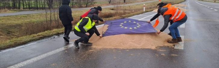 В Польше возбудили уголовное дело из-за высыпанного украинского зерна на границе