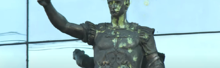 Владимир Октавиан Август: в Петербурге обстреляли статую Путина в образе римского императора (ФОТО, ВИДЕО)