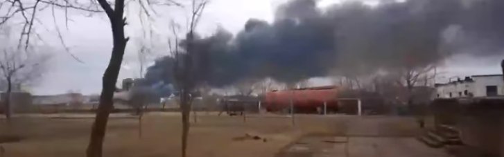 В Бердянске горит база, где находился госпиталь окупантов (ВИДЕО)
