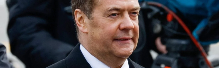 "А разве там наливают?": Медведева высмеяли за визит на пороховой завод в России (ФОТО)