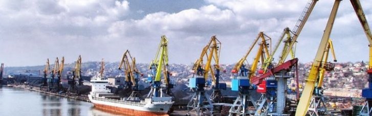 Росіяни вивезли через порт окупованого Маріуполя 140 тис. тонн краденого зерна і металу