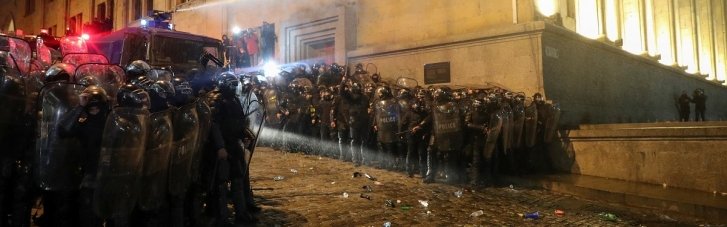 В Грузии полиция разогнала протестующих против закона "об иноагентах"