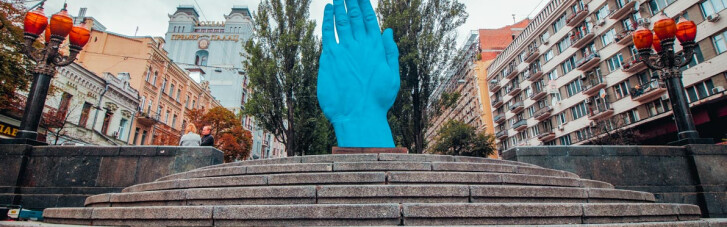 Обнародованы фотографии гигантской руки в центре Киева, заменившей Ленина