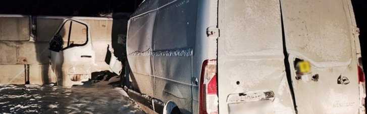 На Черниговщине микроавтобус врезался в КПП, водитель погиб