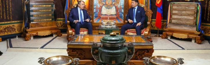 Захарова опубликовала фото "денацификатора" Лаврова на фоне свастики: гостил в Монголии