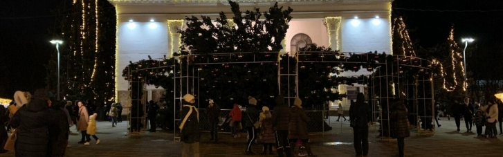 Простояла менше доби: у Маріуполі впала новорічна ялинка (ФОТО, ВІДЕО)