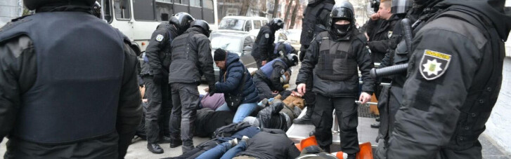 У соцмережах за гроші шукають "беркутівців", які били активістів на акції Тимошенко