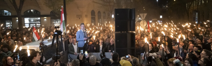 В украинском стиле: венгерская оппозиция устроила эффектное факельное шествие против Орбана (ВИДЕО)