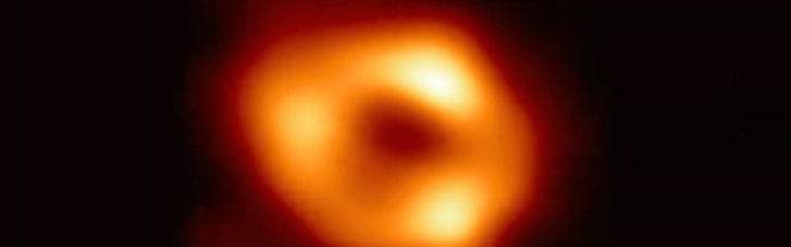 Астрофизики показали первое в истории фото сверхмассивной черной дыры в Млечном Пути