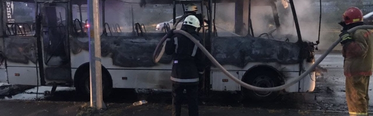 В Киеве загорелась маршрутка, водитель получил ожоги