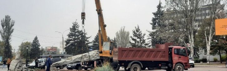 Кінець епохи: у Запоріжжі демонтували пам'ятник Пушкіну (ФОТО, ВІДЕО)