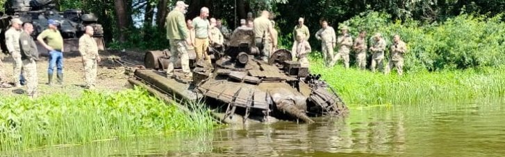 Водолази витягли з Десни затоплений російський танк (ФОТО)