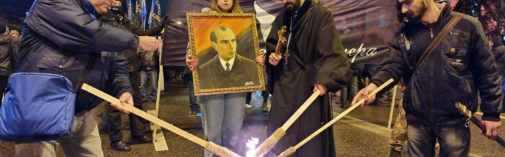 В Киеве началось факельное шествие ко дню рождения Степана Бандеры (ВИДЕО)