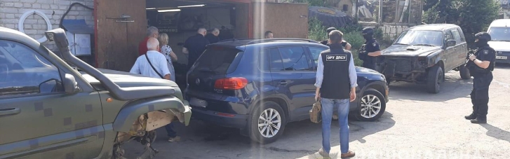 Продавали авто, завезені для ЗСУ: поліція викрила банду, що маскувалася під благодійну організацію (ФОТО)