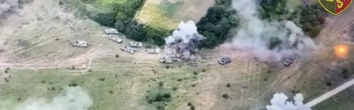 Украинские артиллеристы разгромили колонну захватчиков из 15 танков и БМП (ВИДЕО)