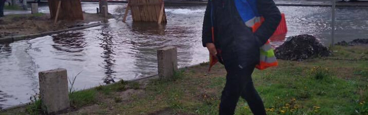 Біля метро "Чернігівська" у Києві стався потоп (ВІДЕО)