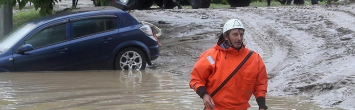 Ливни затопили российский Сочи: семью на автомобиле унесло в открытое море (ВИДЕО)
